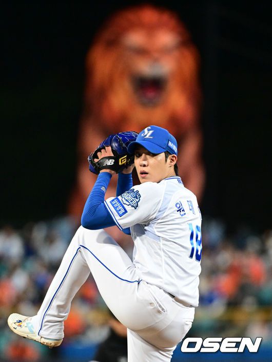 [OSEN=대구, 조은정 기자]22일 대구 삼성라이온즈파크에서 2025 신한 SOL Bank KBO리그 포스트시즌 플레이오프 4차전 삼성 라이온즈와 한화 이글스의 경기가 열렸다.홈팀 삼성은 원태인, 방문팀 한화는 정우주를 선발로 내세웠다.1회초 삼성 원태인이 피칭을 하고 있다. 2025.10.22 /cej@osen.co.kr