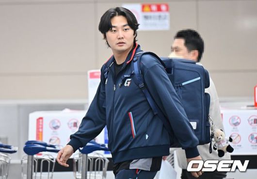 [OSEN=부산, 이석우 기자] 롯데 자이언츠 선수단이 25일 김해공항을 통해 전지훈련지인 대만 타이난으로 출국했다.김태형 감독 등코치진과 투수20명,포수5명,내야수9명,외야수7명 등 총41명의 선수단이 1월 20일까지 1차 캠프에서 체력 강화와 기술 훈련을 치른 뒤 21일부터 3월 5일까지 일본 미야자키로 옮겨 2차 캠프에서 구춘리그에 참가해 실전 감각을 점검한다. 롯데 자이언츠 정철원이 출국하고 있다. 2026.01.25 / foto0307@osen.co.kr