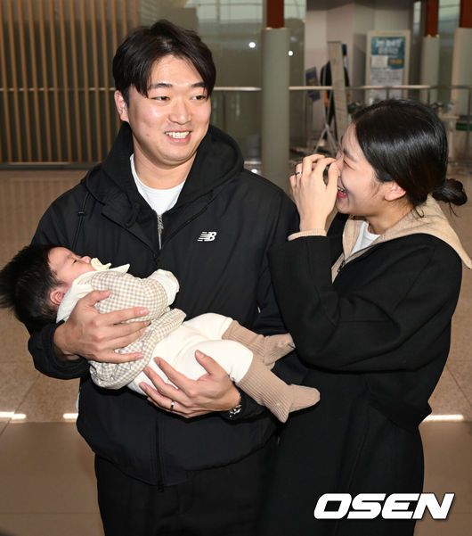 메이저리그 샌디에이고 파드리스와 계약한 고우석이 9일 스프링캠프에 참석하기 위해 미국으로 출국했다. 고우석이 아들을 안고 아내 이가현 씨와 웃고 있다. 2024.02.09 /OSEN DB