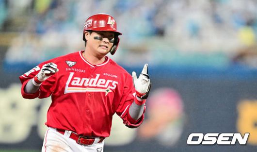 [OSEN=대구, 박준형 기자] 13일 대구 삼성라이온즈파크에서 ‘2025 신한 SOL뱅크 KBO리그’ 준플레이오프(5전 3선승제) 3차전 삼성 라이온즈와 SSG 랜더스의 경기가 열렸다삼성은 원태인, 방문팀 SSG은 드류 앤더슨을 선발로 내세웠다.9회초 무사 1루 SSG 고명준이 2점 홈런을 날리고 베이스를 돌고 있다.   2025.10.13 / soul1014@osen.co.kr