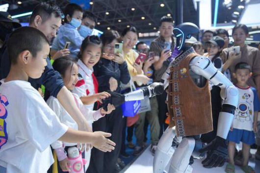On Apr. 17, Hangzhou’s Unitree Robotics G1 Robot extended an ‘AI hand’ to the audience in the AI exhibition area in Hall 1 of the Expo.