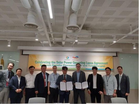 Image: signing ceremony between TotalEnergies and Daehwa Pharmaceutical