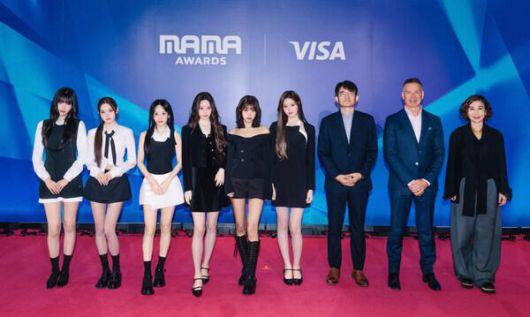 (From left) ‘Visa X 2026 MAMA AWARDS’ ambassador izna; Stephen Karpin, Regional President, Asia Pacific, Visa; Yoon Sang-hyun, CEO of CJ ENM; Danielle Jin, Senior Vice President, Chief Marketing Officer, Asia Pacific, Visa