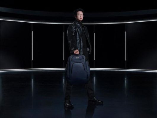 Wei Daxun pictured with the Alpha TUMI Brief Pack™ in Navy.