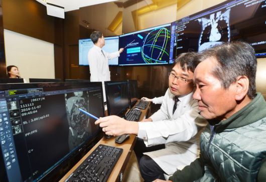 가천대 길병원은 2016년 12월 IBM사의 인공지능 ‘왓슨 포 온콜로지(Watson for Oncology)’를 도입해 처음으로 암환자 진료에 활용했다. 사진 출처: 가천대 길병원