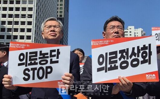 사진 왼쪽부터 김택우 의협회장, 김교웅 의협 대의원회 의장.