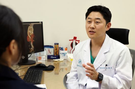 권준교 서울아산병원 혈관외과 교수가 심혈관질환 환자를 진료하고 있다.