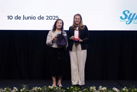 김영(사진 왼쪽) 대표가 마리아 테레사 바란 파라과이 보건복지부 장관에게 감사패를 전달했다.