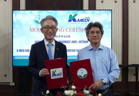 사진 왼쪽부터 박구선 케이메디허브 이사장, 응우옌 하이 남 하노이 약학대학 총장