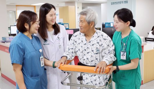 백지연(사진 왼쪽에서 두 번째) 서울아산병원 노년내과 교수와 의료진이 노년 입원 환자의 거동 상태를 살펴보며 허약 수준을 평가하고 있다.