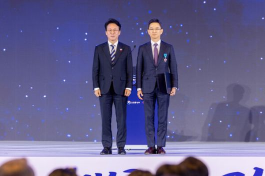 사진 왼쪽부터 허은철 GC녹십자 대표, 이우진 GC녹십자 글로벌사업본부장.