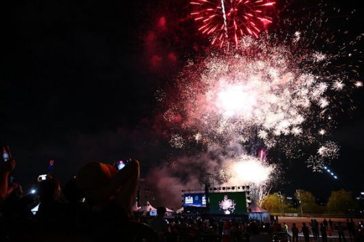 15일 뚝섬한강공원 수변무대에서 진행된 ‘2025 코리안드림 한강대축제’ 에서 불꽃쇼로 대망의 광복 80주년 기념 대축제의 피날레를 장식했다