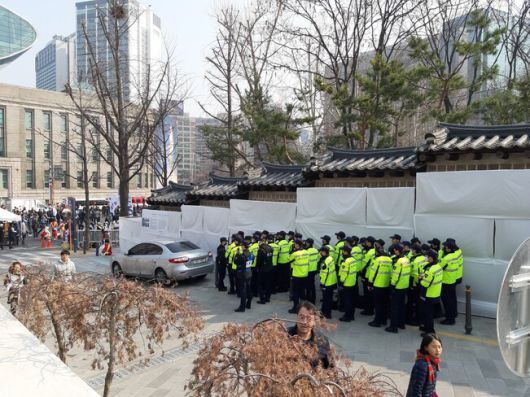 성공회대성당과 맞닿은 덕수궁 북쪽 담장의 흰천 설치물 앞에서 경계를 서고있는 전경들. 지난 1일 삼일절 100주년 기념대행진이 펼쳐진 오후의 모습이다.