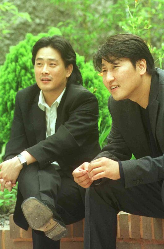 박찬욱은 <공동경비구역 제이에스에이>로 성공을 거둔 뒤 <복수는 나의 것>으로 변신을 시도한다. 김진수 기자가 찍고 2001년 7월27일치 <한겨레>에 실렸다. 송강호도 박찬욱도 젊었다.