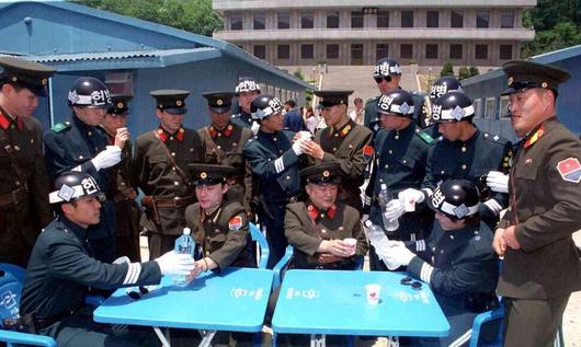 경기도 양수리에 꾸민 판문점 세트. 〈공동경비구역 제이에스에이〉 촬영을 위해 명필름이 만들었다. “실제상황이 아닙니다.” 사진 설명이 눈길을 끈다. “남북병사로 분장한 배우들이 더위를 식히기 위해 음료를 나눠마시는 장면이다.” 윤운식 기자가 찍고 〈한겨레〉2000년6월6일치에 실렸다.