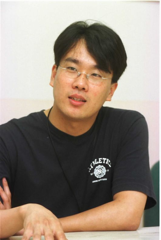 앳된 봉준호. 촬영은 김진수 기자. “명민하고 신중해 보인다.” <씨네21> 2000년 3월3일치에 실린 봉준호의 인상이다.