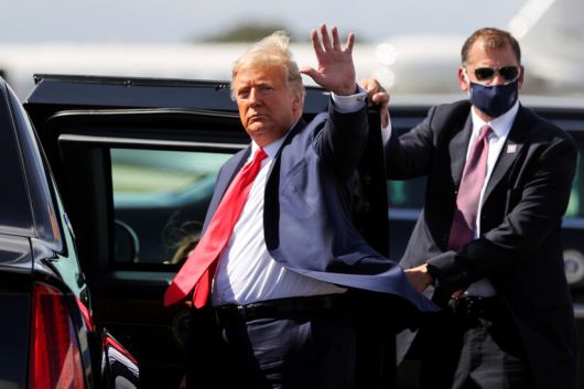 도널드 트럼프 미국 대통령이 29일(현지시각) 플로리다주 탬파에서 열릴 유세에 앞서 차량에 탑승하면서 손을 흔들고 있다. 플로리다주/로이터 연합뉴스