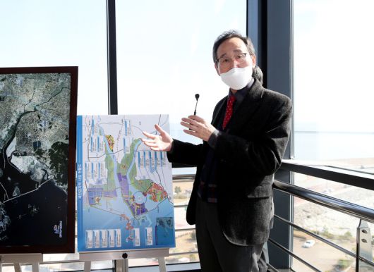 송하진 전북지사가 지난 5일 새만금33센터 전망대에서 동서도로 등 새만금 공사현황에 대해 설명하고 있다.