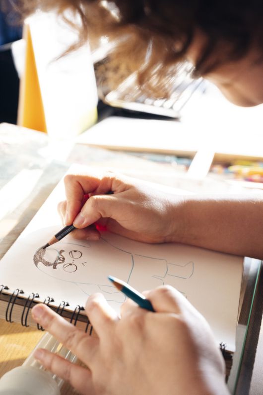 <슈퍼 거북> <슈퍼 토끼>는 밑그림부터 수작업으로 진행했고, 색연필과 잉크 펜을 이용했다. 현재 작업 중인 차기작은 컴퓨터로 밑그림을 그린 뒤 출력해서 색연필로 채색하고 있다. 해란 작가