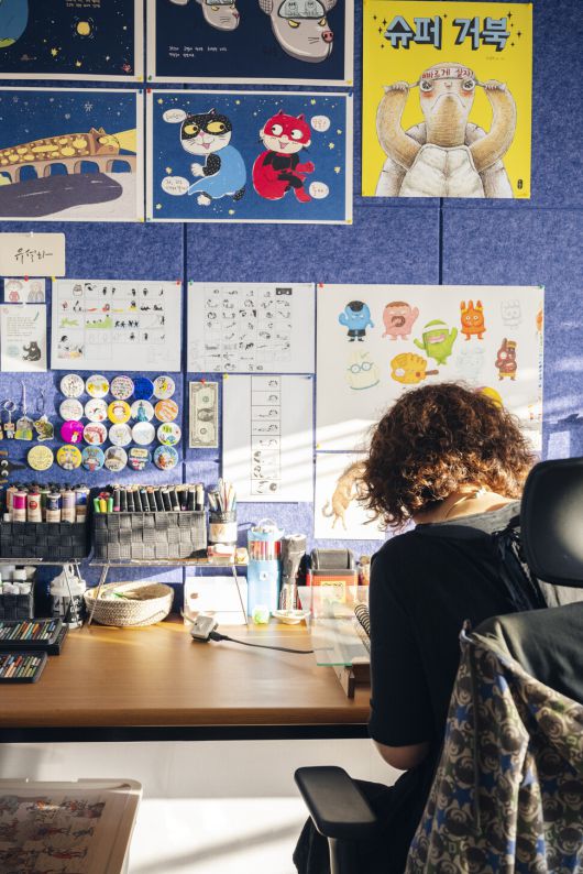 작업 중인 유설화 작가. 그는 2014년 이전까지 약 10년간 수십권의 책에 삽화를 그렸다. 그 10년의 시간은 단련의 시간이었고, 책 만드는 일이 결국 소통하는 작업임을 이해할 수 있었다고 한다. 해란 작가