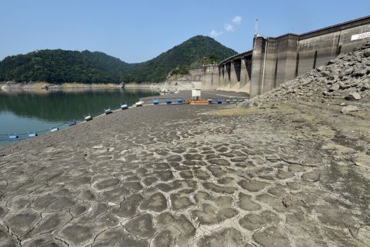 지난해 5월13일 대만 북서부 타오위안에 있는 저수지(스먼)의 모습. 사진 속 보이는 저수지에 물이 매우 적다. <신화통신>에 따르면 대만 19개 주요 저수지 중 17개 저수지의 물이 절반 미만이다. 신화/연합뉴스