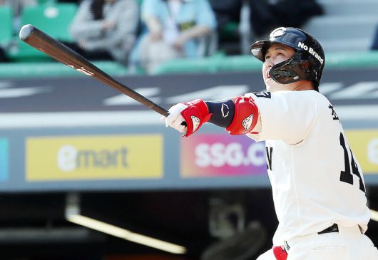 에스에스지 랜더스 최정이 25일 인천 에스에스지 랜더스필드에서 열린 2022 KBO리그 엘지 트윈스와 경기에서 6회말 2점 홈런을 치고 있다. 인천/연합뉴스