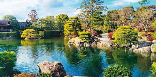 정원의 중심을 이루는 회유식 연못. 연못을 거니는 동안 정원 풍경이 마치 감춰놓은 듯 시야에 나타난다.