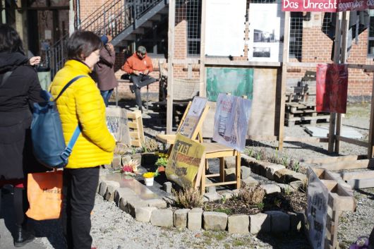 15일(현지시각) 독일 헤센주 카셀대 학생회관 앞 공간. 대학이 지난 9일 이곳에 있던 ‘평화의 소녀상’을 기습 철거한 뒤 학생과 시민이 “소녀상을 되돌려놓으라”며 설치한 손팻말이 소녀상이 앉아 있어야 할 자리에 대신 놓여 있다. 이날 오후 열린 대학의 기습 철거 규탄 집회에 참석한 시민이 소녀상 터를 바라보고 있다. 카셀/노지원 특파원