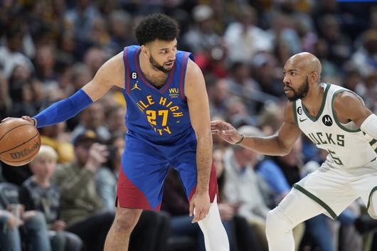 덴버의 가드 자말 머레이가 26일(현지시각) 미국 콜로라도주 덴버의 볼 아레나에서 열린 2022∼2023 미국프로농구(NBA) 밀워키 벅스와 경기에서 제본 카터를 상대하고 있다. 덴버/AP 연합뉴스