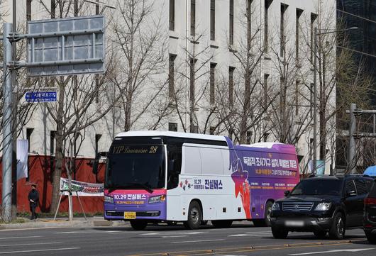 10·29 진실버스가 27일 오전 서울 중구 서울광장 분향소를 출발해 인천으로 향하고 있다. 백소아 기자