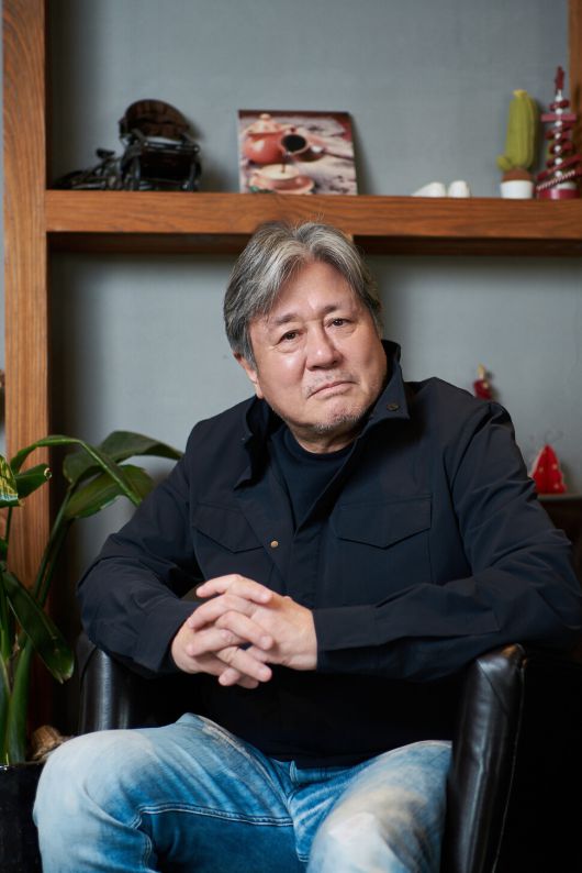 디즈니플러스 시리즈 <카지노>에서 주인공 차무식을 연기한 배우 최민식. 디즈니플러스 제공