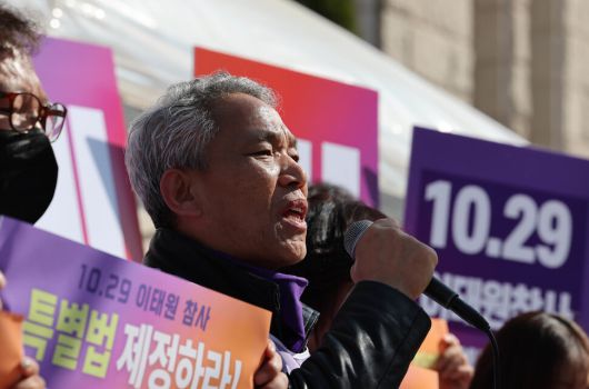 10·29 이태원참사 희생자 고 송채림씨의 아버지 송진영씨가 27일 오전 서울 중구 서울광장 분향소 앞에서 열린 ‘진실을 찾는 10일간의 순례  10·29 진실버스 출발 기자회견’에서 진상규명을 위한 독립적 진상조사기구 설치 특별법 국민동의청원을 호소하고 있다. 백소아 기자