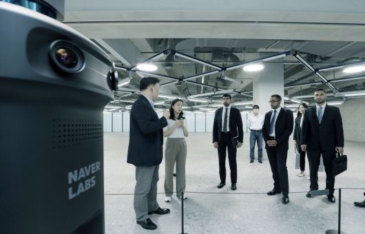 셰이크 사우드 술탄 빈 모하메드 알 카시마 왕자(왼쪽 세번째)를 비롯한 아랍에미리트 공화국 샤르자에미리트 왕실 고위 대표단이 12일 경기도 성남시 네이버 1784 사옥을 둘러보고 있다. 네이버 제공