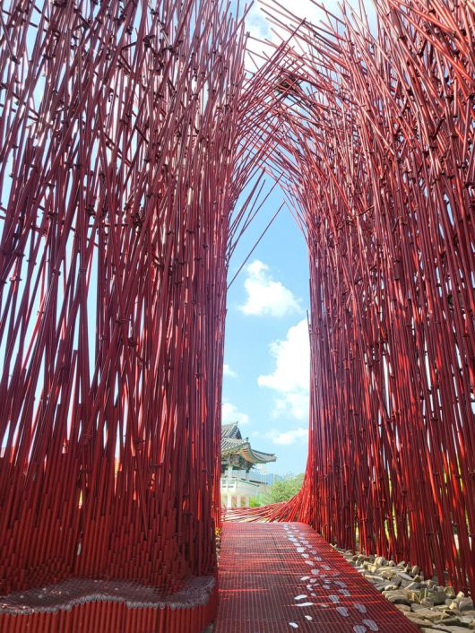 강원 영월 젊은달와이파크 미술관에 있는 거대한 ‘붉은 대나무’ 조형물.