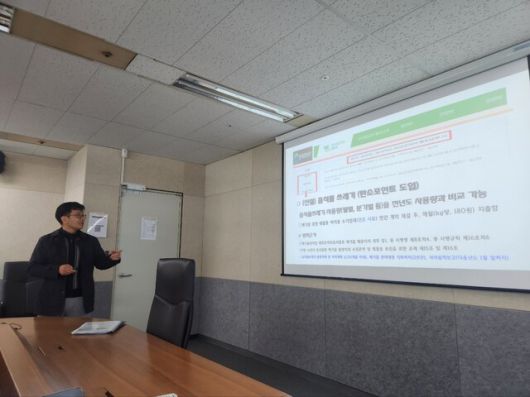 대통령소속 자문위원회인 ‘2050 탄소중립녹색성장위원회’에서 오종민씨가 ‘학교급식 잔식 기부’가 온실가스 배출 절감에 어떻게 도움되는지 설명하고 있다. 오종민씨 제공