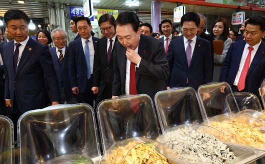 윤석열 대통령이 6일 부산 중구 깡통시장을 방문해 부각을 시식하고 있다. 대통령실사진기자단