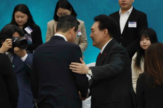 윤석열 대통령이 6일 부산항 국제전시컨벤션센터에서 열린 ‘부산시민의 꿈과 도전’ 격려 간담회를 마친 뒤 이재용 삼성전자 회장과 악수하고 있다. 대통령실사진기자단