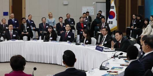 윤석열 대통령이 6일 부산항 국제전시컨벤션센터에서 열린 ‘부산시민의 꿈과 도전’ 격려 간담회에서 발언하고 있다. 대통령실사진기자단