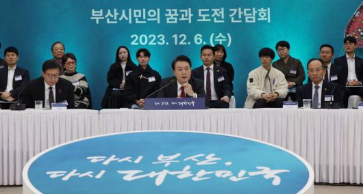 윤석열 대통령이 6일 부산항 국제전시컨벤션센터에서 열린 ‘부산시민의 꿈과 도전’ 격려 간담회에서 발언하고 있다. 대통령실사진기자단