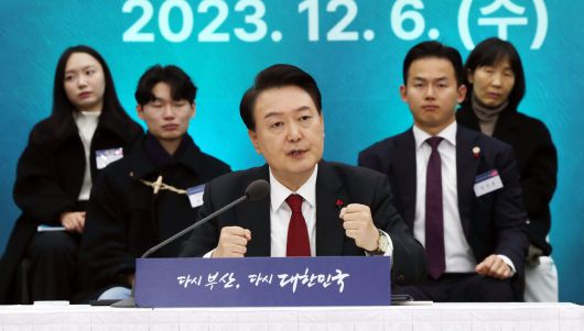 윤석열 대통령이 6일 부산항 국제전시컨벤션센터에서 열린 ‘부산시민의 꿈과 도전’ 격려 간담회에서 발언하고 있다. 대통령실사진기자단