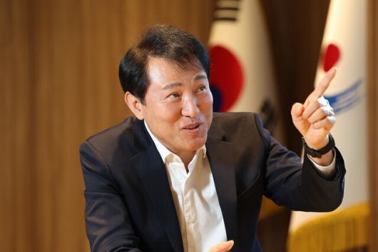 오세훈 서울시장이 <한겨레>와 인터뷰 도중 집무실 벽에 걸려있는 액자의 글귀 ‘마음을 모아 약자와의 동행’을 가리키고 있다. 김봉규 선임기자 bong9@hani.co.kr