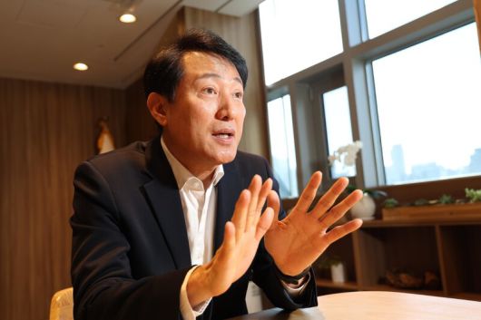 오세훈 서울시장이 <한겨레>와 인터뷰에서 여당의 ‘메가시티 서울’ 공약에 관해 이야기하고 있다. 김봉규 선임기자 bong9@hani.co.kr