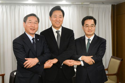 유정복 인천시장(왼쪽부터), 오세훈 서울시장, 김동연 경기도지사가 지난 11월16일 서울 중구 프레스센터에서 열린 김포시 서울 편입 논의 3자 회동에서 손을 잡고 기념 촬영하고 있다. 공동취재단/연합뉴스