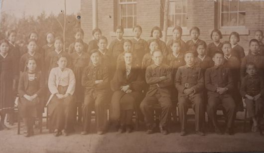 공주의 기독교계 사립학교인 영명소학교 시절(1940년 졸업). 오른쪽에서 네번째가 엄주분이고, 맨 앞줄 왼쪽서 세번째가 엄주분을 사회주의로 이끈 윤영제 선생이다. 박예춘 제공