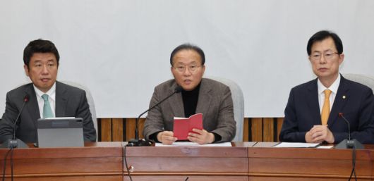 국민의힘 윤재옥 원내대표가 12일 국회에서 열린 원내대책회의에서 발언하고 있다. 연합뉴스