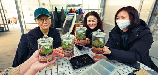 2월2일 중계동 천수텃밭 교육장에서 노원도시농업네트워크의 이끼 교육 참여자들이 직접 만든 이끼 테라리움을 보여주며 웃고 있다.