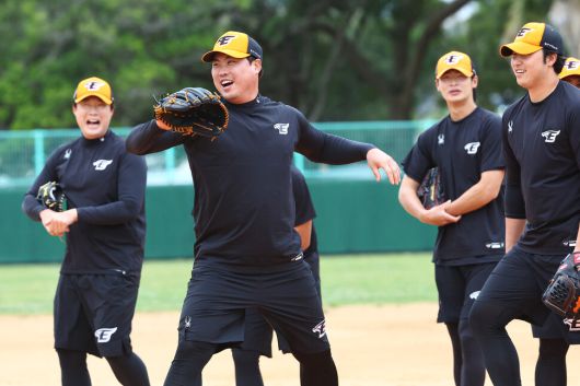 한화 이글스 류현진이 25일 일본 오키나와현 고친다 구장에서 열린 팀 2차 스프링캠프에서 밝은 표정으로 후배들과 함께 수비 훈련을 하고 있다. 오키나와/연합뉴스