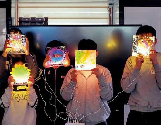 학생들이 자신이 만든 그림무드등을 얼굴 높이로 들어올렸다.