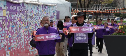 ‘이태원 참사’ 유가족들이 4일 오전 서울 중구 서울광장 ‘10.29 이태원 참사 희생자 합동분향소’ 앞에서 기자회견을 한 뒤 버스로 향하고 있다. 김정효 기자