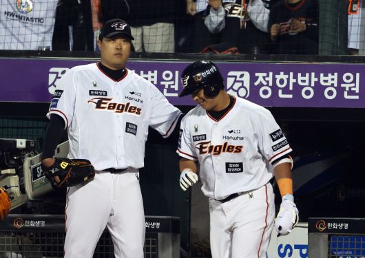 한화 이글스 류현진이 30일 대전 한화생명이글스파크에서 열린 2024 KBO리그 에스에스지 랜더스와 경기에서 3회말 만루 홈런을 친 노시환의 어깨를 두드리고 있다. 연합뉴스